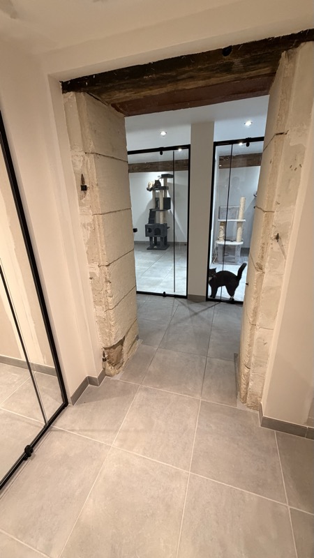 Espace chatterie avec litières et alimentation quotidienne dans la Vienne 86