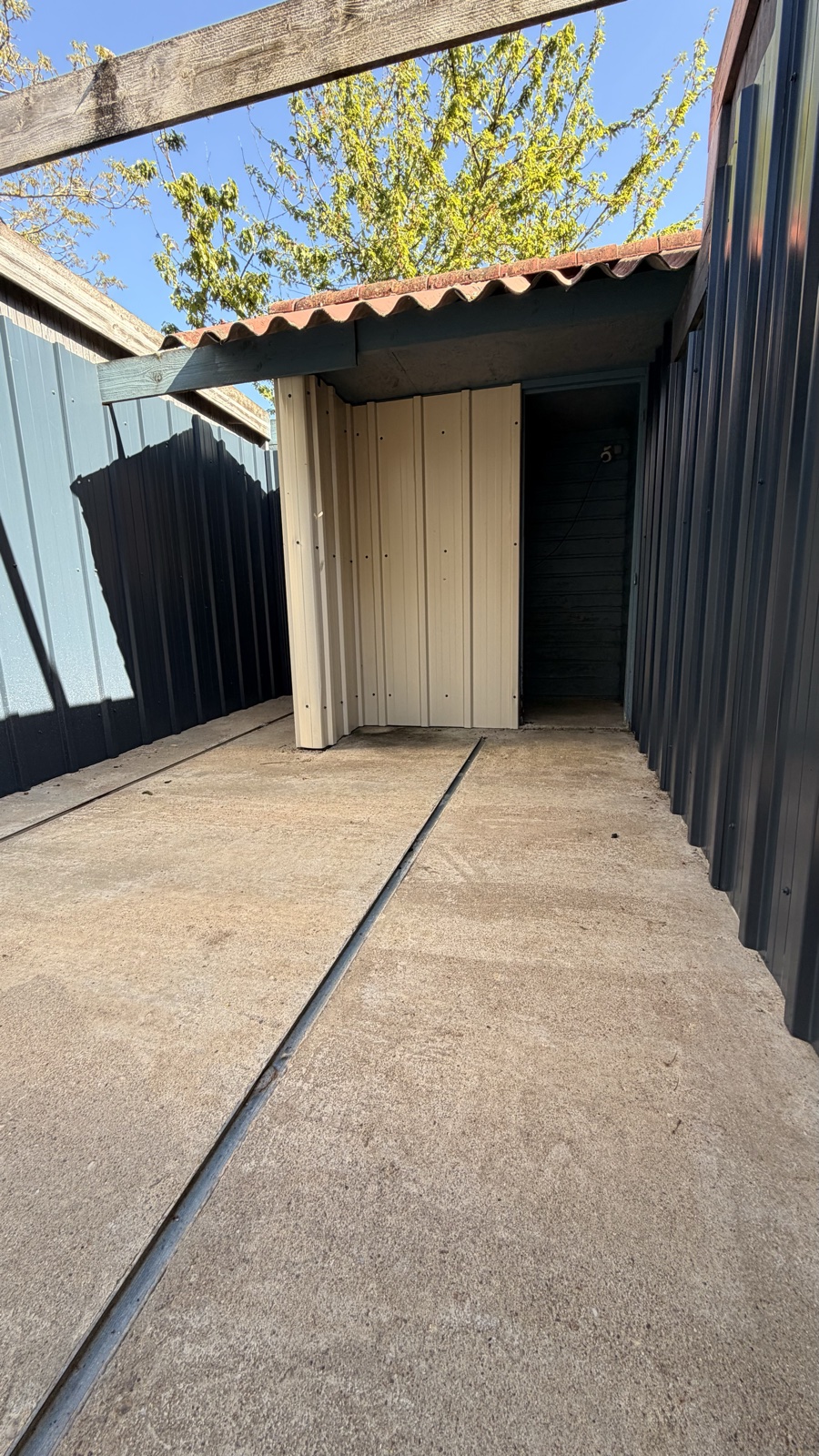 Allée entre les chalets chiens avec pergola à la pension La Grande Chauffetière