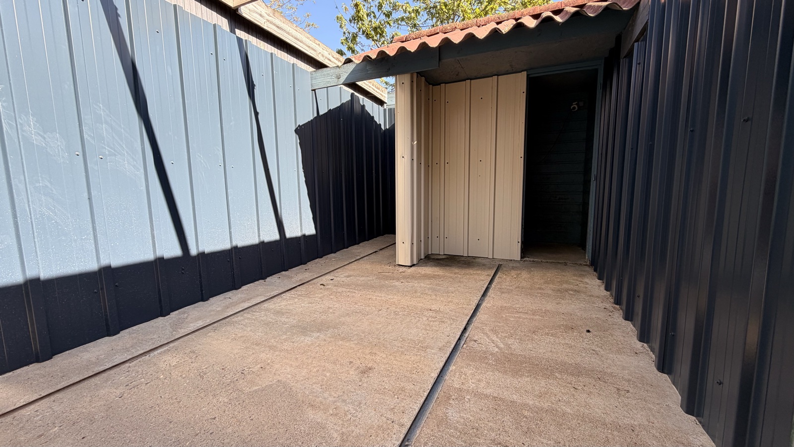 Allée des chalets individuels chauffés pour chiens, box ouvert sur cour privative