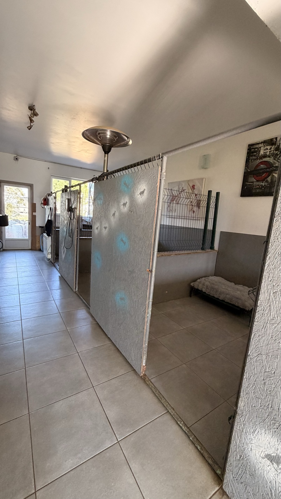 Couloir de la chatterie rénovée avec chauffage d'appoint à la pension La Grande Chauffetière