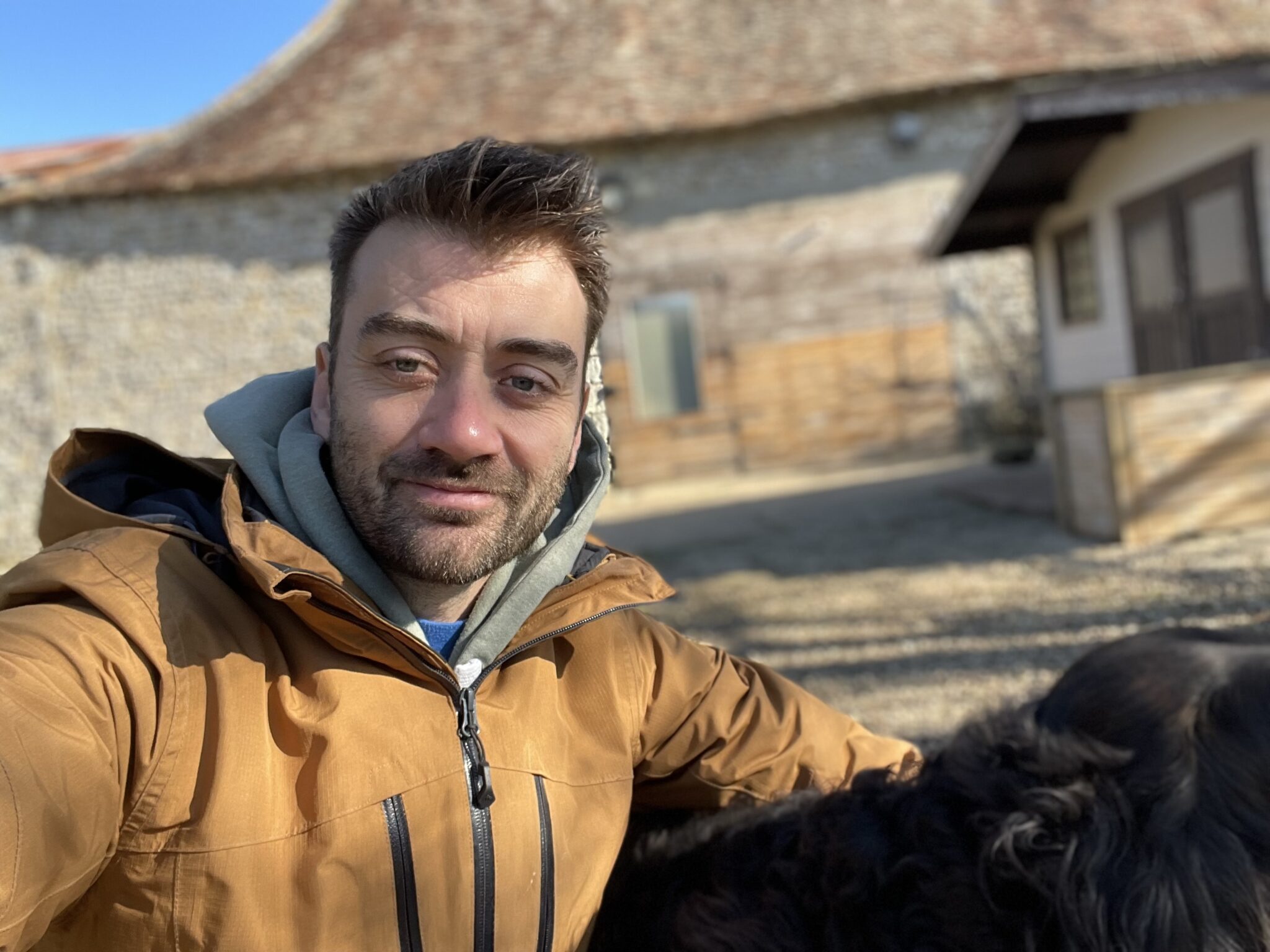Thomas soigneur animalier avec un chien pensionnaire à La Grande Chauffetière